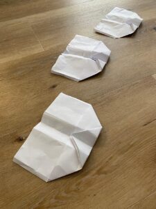 紙飛行機をよく飛ぶように作る方法は？