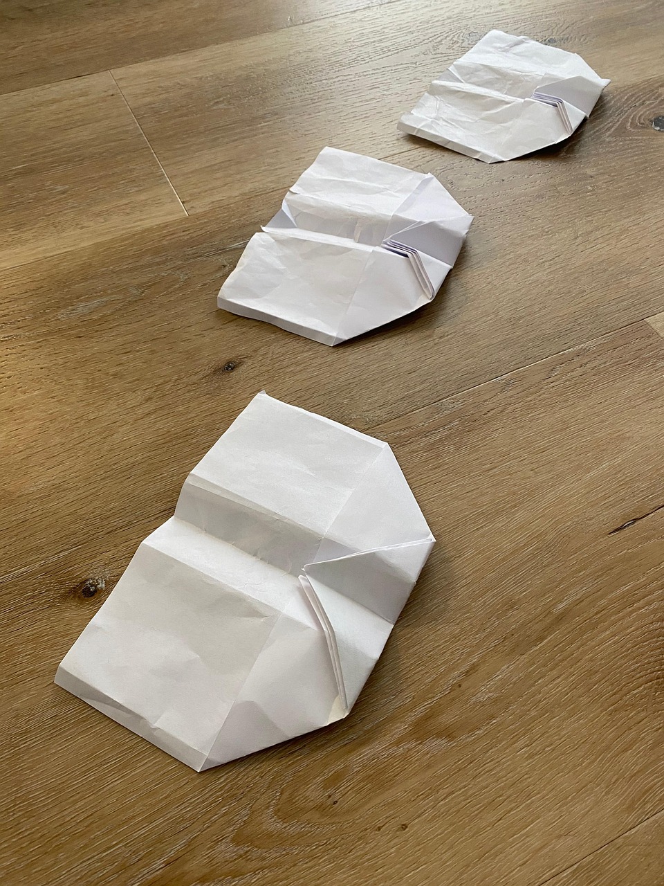 紙飛行機をよく飛ぶように作る方法は？